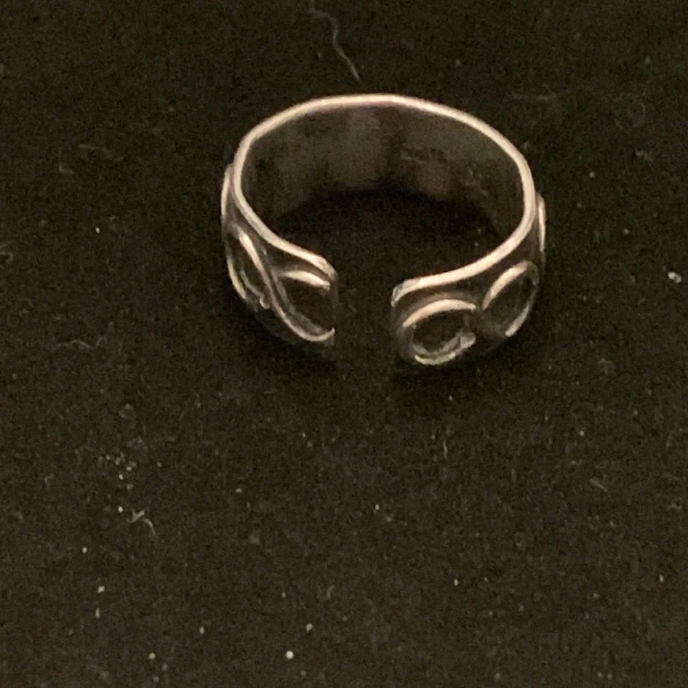 Vintage‎ Sterling Silver Black Enamel Infinity Ring size 7